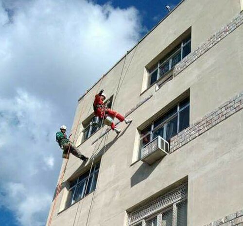 Homens realizando serviços de pintura de fachada rj